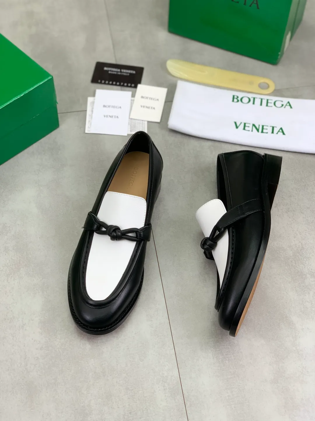 Men's shoes 💰P820 [New model] (genuine leather outsole) water-dyed cow lining 💰High-quality business couple leather shoes 💎💎💎 BOTTEGA VENETA official website synchronizes the latest top version of BV in the market, accept material comparison, shoe type comparison, process comparison, practical and textured, versatile and suitable for any occasion, the more you look at it, the more flavorful it becomes. Purely hand-knitted craftsmanship - Upper material, calfskin imported from Italy 🇮🇹 - High-quality water-dyed cowhide lining - Original private model customized leather outsole -Size: Female 35-39 (40 ordered) Male 39-44 (38 45 can be customized) Color: Multiple colors available
